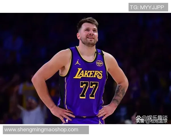 大写尴尬！独行侠老板身边坐着一个身穿东契奇湖人球衣的男孩